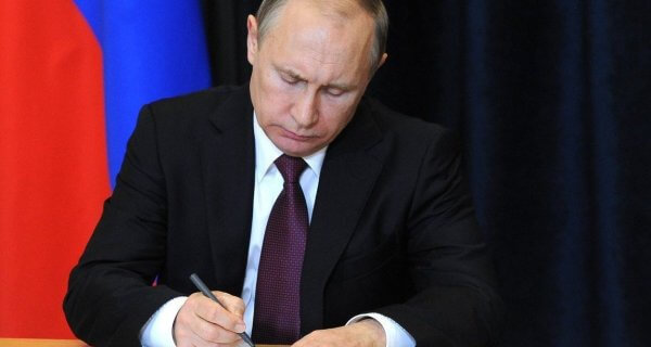 Путин подписал закон о наказании за склонение к приему наркотиков в Сети
