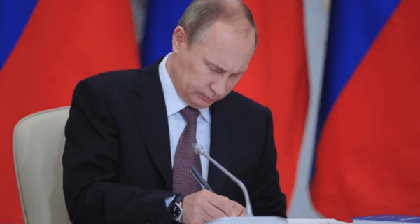 Путин подписал закон о штрафах за продажу гаджетов без российского ПО